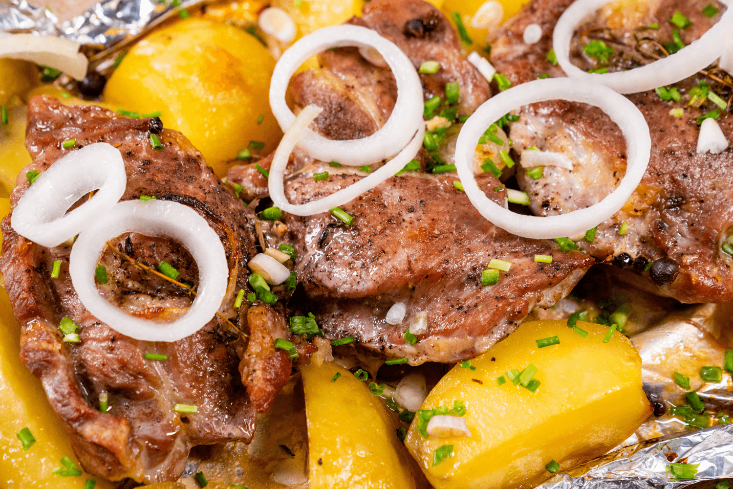 Vepřová krkovice pečená na pivu a cibuli